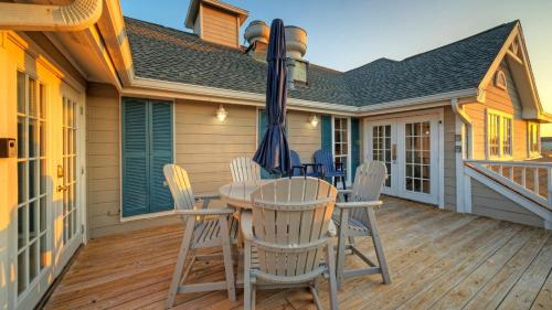 Sailfish at Trout Street Waterfront Escape Patio Walk to Port A Nightlife