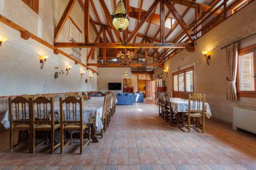 Pub/Lounge, La Cerca Entre Hoces-10-20pax-Amplios espacios comunes in Sebulcor