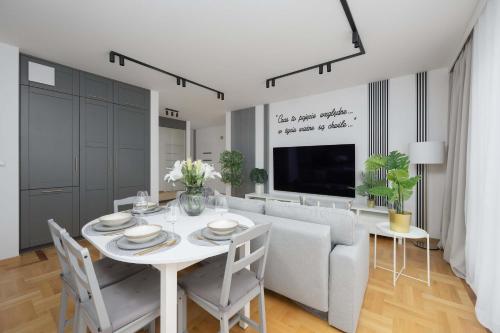 Teodorowicza Elegant Apartment with Parking in Warsaw by Noclegi Renters - image 3