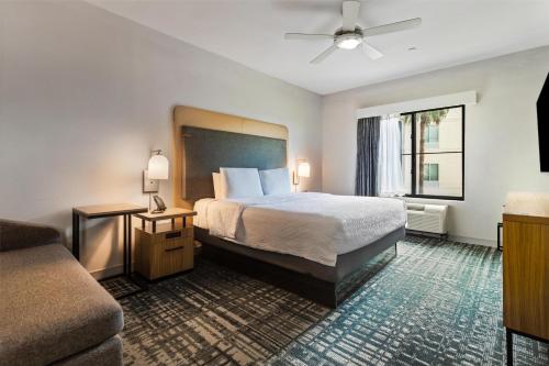 1 king bed, 2 queen beds, 1 sofa bed