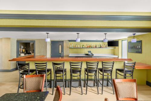 Clarion Inn Cranberry Township - 바/라운지