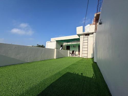 Spacious 2 Bedroom apartment -Rooftop Grass, 300m to Assi Ghat
