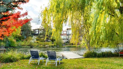 Riverfront Bend by AvantStay Private Dock Large Yard w Views Hot Tub