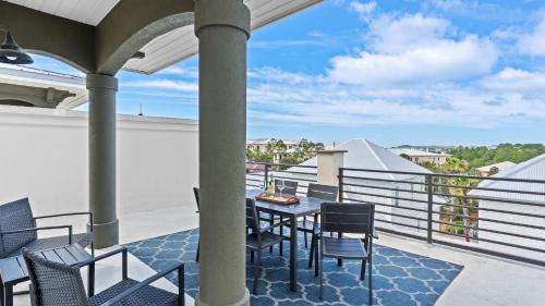 Emerald Paradise by AvantStay Rooftop Patio 2 blocks to Beach in Santa Rosa Beach, USA