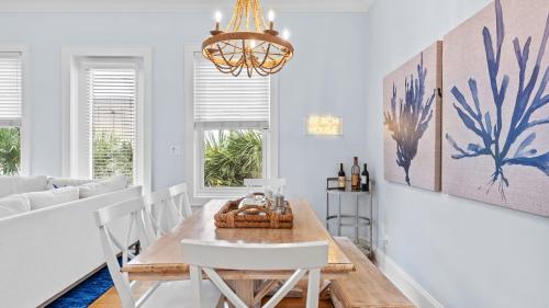 Emerald Paradise by AvantStay Rooftop Patio 2 blocks to Beach in Santa Rosa Beach, USA