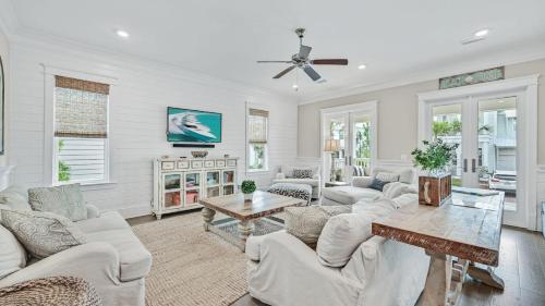 Barefoot Paradise by AvantStay Walk to Beach Pool Bikes in Inlet Beach, USA