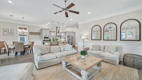 Barefoot Paradise by AvantStay Walk to Beach Pool Bikes in Inlet Beach, USA