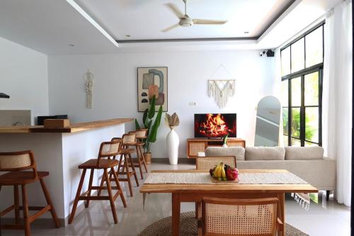 Bohemian Luxury 3 BR - In the Center of Canggu with a Pool