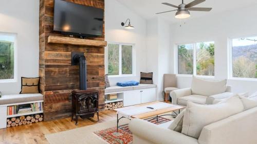 Idyllic Mountain by AvantStay Outdoor Living in Asheville, USA