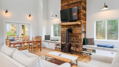 Idyllic Mountain by AvantStay Outdoor Living in Asheville, USA