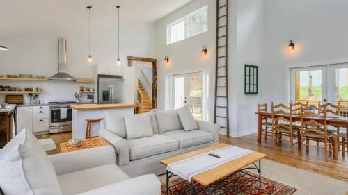 Idyllic Mountain by AvantStay Outdoor Living in Asheville, USA