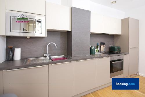 Premium Deals on Modern 2 -Bed 2-Bath Central City for Movers & Pros by Hedgerow l Embrace comfort and ease with our inviting 2 bedroom apartment l Attractions like Science and Industry Museum, Manchester Museum & Manchester Art Gallery, Манчестер (фото 11)