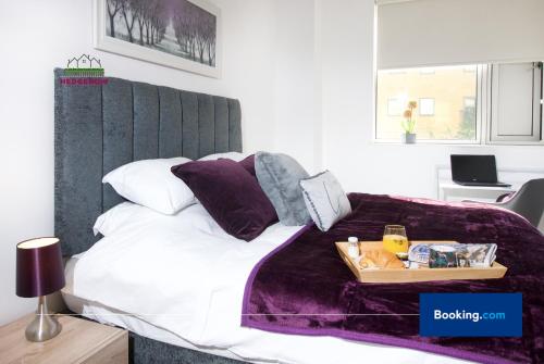 Premium Deals on Modern 2 -Bed 2-Bath Central City for Movers & Pros by Hedgerow l Embrace comfort and ease with our inviting 2 bedroom apartment l Attractions like Science and Industry Museum, Manchester Museum & Manchester Art Gallery, Манчестер (фото 3)
