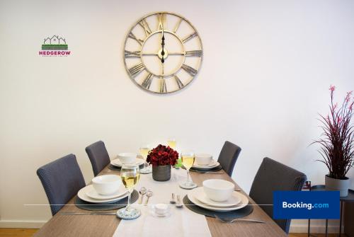 Premium Deals on Modern 2 -Bed 2-Bath Central City for Movers & Pros by Hedgerow l Embrace comfort and ease with our inviting 2 bedroom apartment l Attractions like Science and Industry Museum, Manchester Museum & Manchester Art Gallery, Манчестер (фото 9)