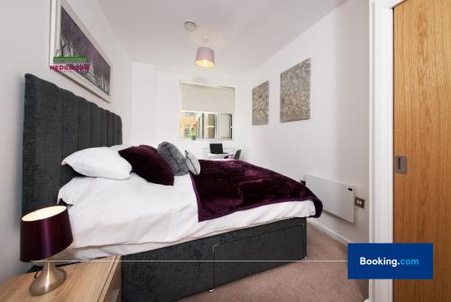 Premium Deals on Modern 2 -Bed 2-Bath Central City for Movers & Pros by Hedgerow l Embrace comfort and ease with our inviting 2 bedroom apartment l Attractions like Science and Industry Museum, Manchester Museum & Manchester Art Gallery, Манчестер (фото 6)
