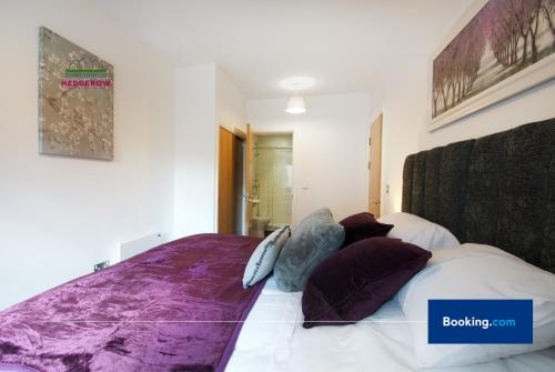 Premium Deals on Modern 2 -Bed 2-Bath Central City for Movers & Pros by Hedgerow l Embrace comfort and ease with our inviting 2 bedroom apartment l Attractions like Science and Industry Museum, Manchester Museum & Manchester Art Gallery, Манчестер (фото 7)