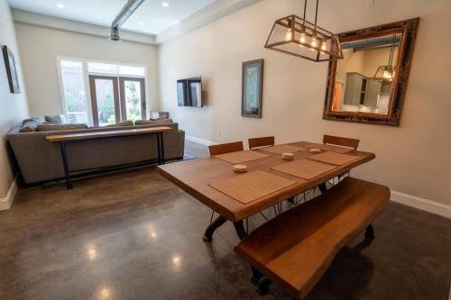 Downtown Urban Retreat 6 Beds Perfect for Groups