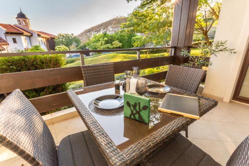 Private Home in Thracian Cliffs Golf & Beach Resort by Flat Mаnager – khách sạn tại Marina Village