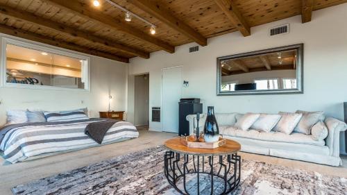 Oak Hills by AvantStay Panoramic View Pool Spa in Los Angeles, USA