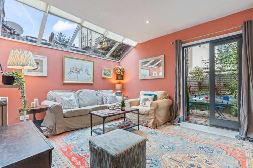 Charming 2 Bed Flat by 53 Degrees Property, Ideal Location With Garden, Londra