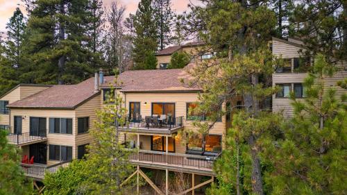 Arrowhead Lakeside Escape by AvantStay 3min Walk to Lake Private Beach Access