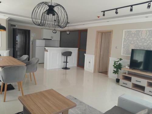 2 bedrooms, 5 beds