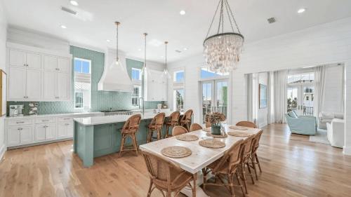 Sunset Pointe 30A by AvantStay Gulf Views Carriage Pool in Santa Rosa Beach, USA