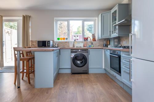 Spacious 3BDR Home with Workspace in Prime Spot, Londres