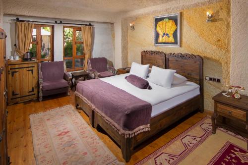 1 queen bed, 2 twin beds, 1 sofa bed
