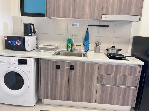 Near MMU UOC | Couple 2pax Studio | Modern Home - image 13