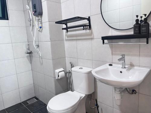 Near MMU UOC | Couple 2pax Studio | Modern Home - image 6