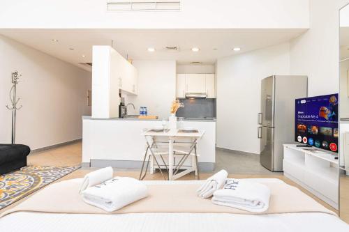PVH - Sunny Studio near Metro - Madison Residency - image 14