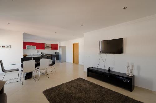  Modern 2 Bed Apartment 5km Carvoeiro in Lagoa