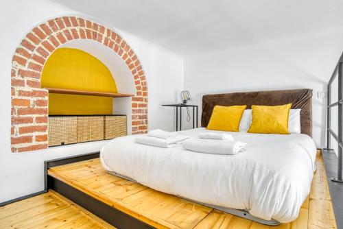 Loft Maderno - Elegant space 20 mins from Duomo with one bedroom for 4 people