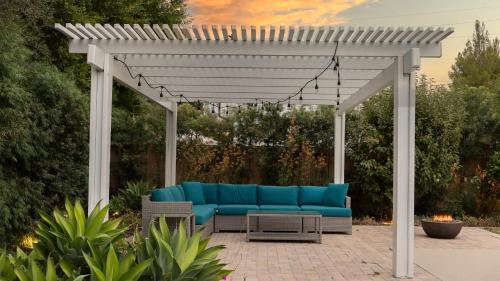 West Valley by AvantStay Large Yard w Pool in Los Angeles, USA