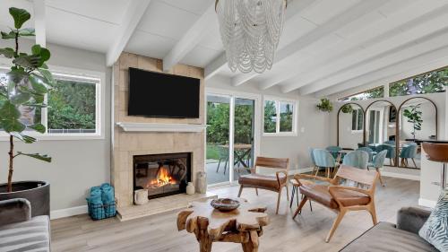 West Valley by AvantStay Large Yard w Pool in Los Angeles, USA