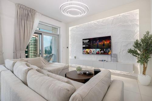 Luxe 2 Bed with Burj View, 5 Min Walk to Dubai Mall, PS5 by Vista Stays Dubai Downtown, Dubaj