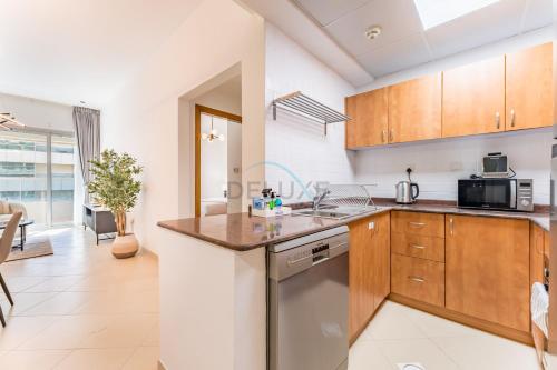 Easy Metro and Tram Access 1BR, Offering Partial Canal, SZR, and City Views, Just Minutes from Marina Mall, Marina Diamond 6, Dubai Marina by Deluxe Holiday Homes, Дубай (фото 2)