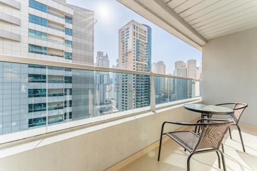 Easy Metro and Tram Access 1BR, Offering Partial Canal, SZR, and City Views, Just Minutes from Marina Mall, Marina Diamond 6, Dubai Marina by Deluxe Holiday Homes, Дубай (фото 9)