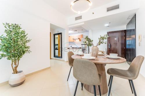 Easy Metro and Tram Access 1BR, Offering Partial Canal, SZR, and City Views, Just Minutes from Marina Mall, Marina Diamond 6, Dubai Marina by Deluxe Holiday Homes, Дубай (фото 5)