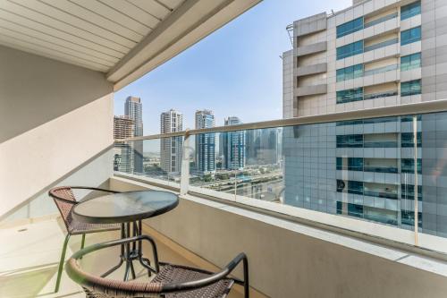 Easy Metro and Tram Access 1BR, Offering Partial Canal, SZR, and City Views, Just Minutes from Marina Mall, Marina Diamond 6, Dubai Marina by Deluxe Holiday Homes, Дубай (фото 10)