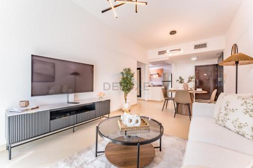 Easy Metro and Tram Access 1BR, Offering Partial Canal, SZR, and City Views, Just Minutes from Marina Mall, Marina Diamond 6, Dubai Marina by Deluxe Holiday Homes, Дубай (фото 8)