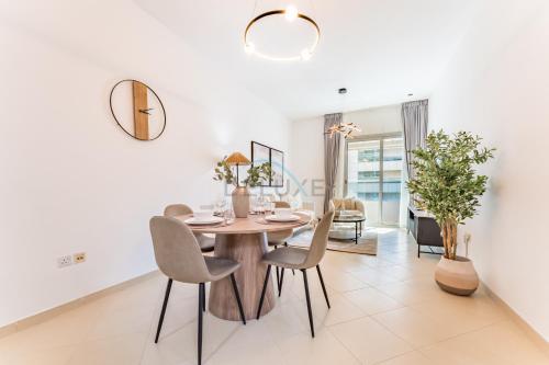 Easy Metro and Tram Access 1BR, Offering Partial Canal, SZR, and City Views, Just Minutes from Marina Mall, Marina Diamond 6, Dubai Marina by Deluxe Holiday Homes, Дубай (фото 4)