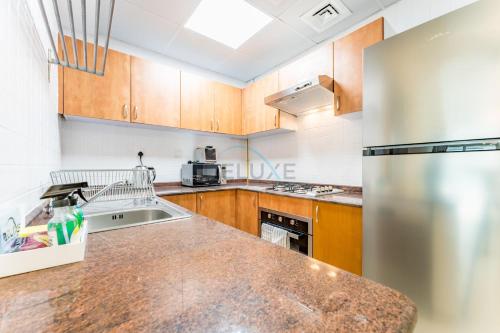 Easy Metro and Tram Access 1BR, Offering Partial Canal, SZR, and City Views, Just Minutes from Marina Mall, Marina Diamond 6, Dubai Marina by Deluxe Holiday Homes, Дубай (фото 3)