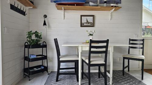 Cottage with sea view at Tjorn Island, Stora Dyrön (фото 8)