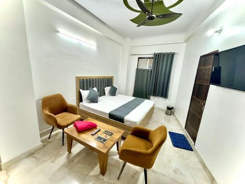 Hotel Comfort Inn, Mundka, New Delhi - Couple Friendly, Walking from Metro Station in Punjabi Bagh