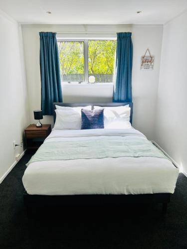 Sunny private room with private bathroom, Wellington