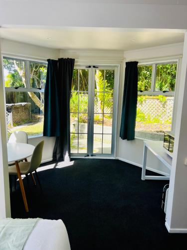 廚房, Sunny private room with private bathroom in 北惠靈頓