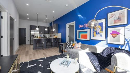 2 Modern Apartments in Heart of Midtown Walkable Location Patio Pool Gym