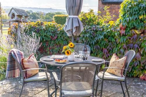 Elm End Cottage - Single-Storey Farm Retreat in Dumbleton